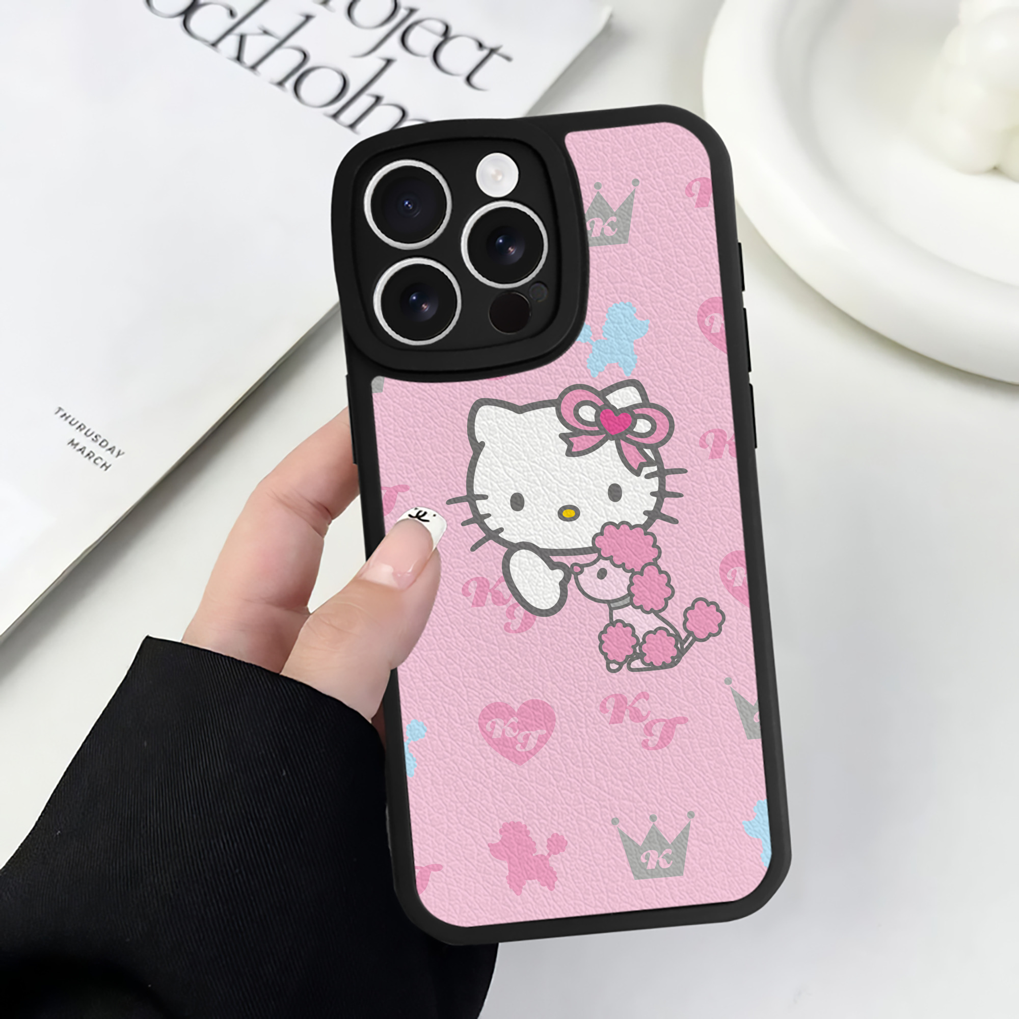（画像用） Hello Kitty ハローキティ 【iPhone 16シリーズ対応】シリコンスマホケース（レザー調） 材質：シリコン